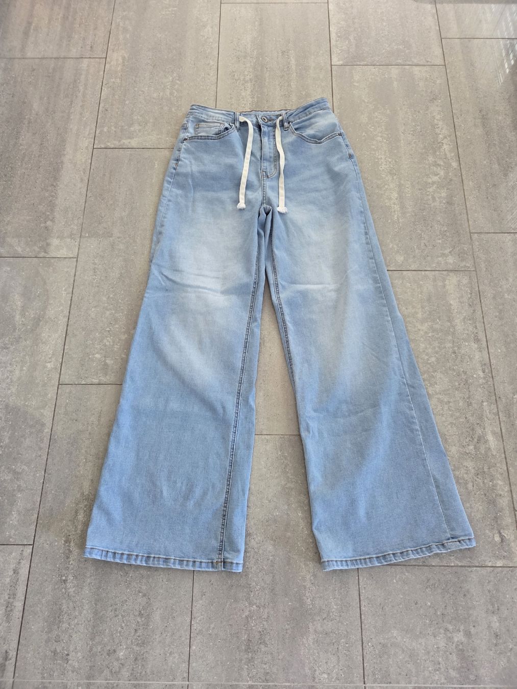 Jeans: schöne Jeans, Wideleg Jeans, Gr. S – Nuovo (secondo la descrizione) da Wiesendangen venduto da Sinhuk
