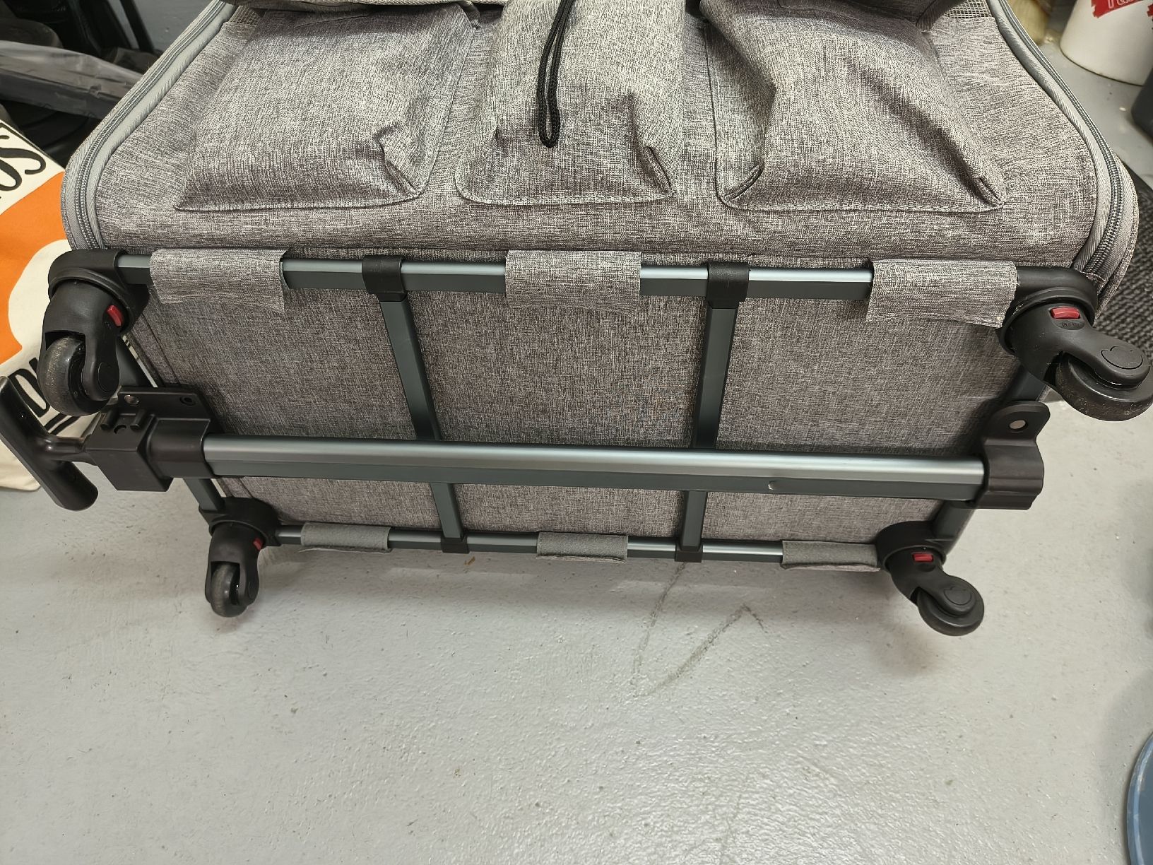 Liege- & Schlafplätze: Tier Transport Box, Ziehwagen mit Rollen – Gebraucht aus Hausen AG von Land.Ei 9