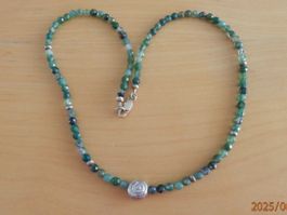 Elegante Halskette mit echten Smaragden und 925er Silber