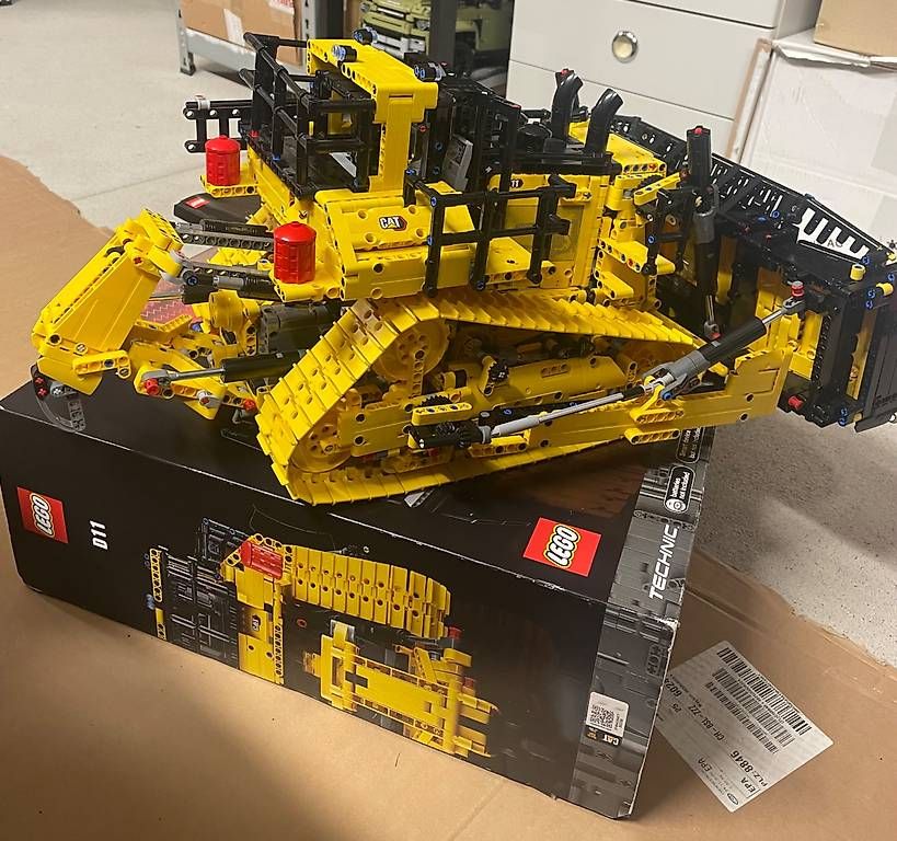 Lego Kit di costruzioni: Lego CAT D11 42131, mit Originalverpackung – Nuovo (secondo la descrizione) da Willerzell venduto da Eluchs 1