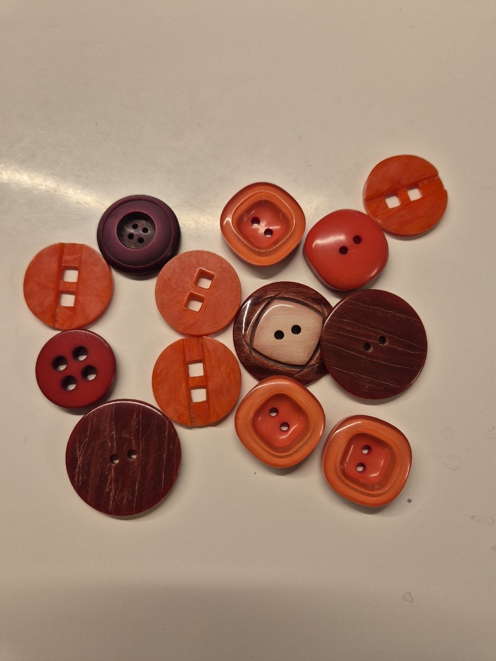 Boutons: Knöpfe gemischt rot – D'occasion à Krauchthal par SamsPuce