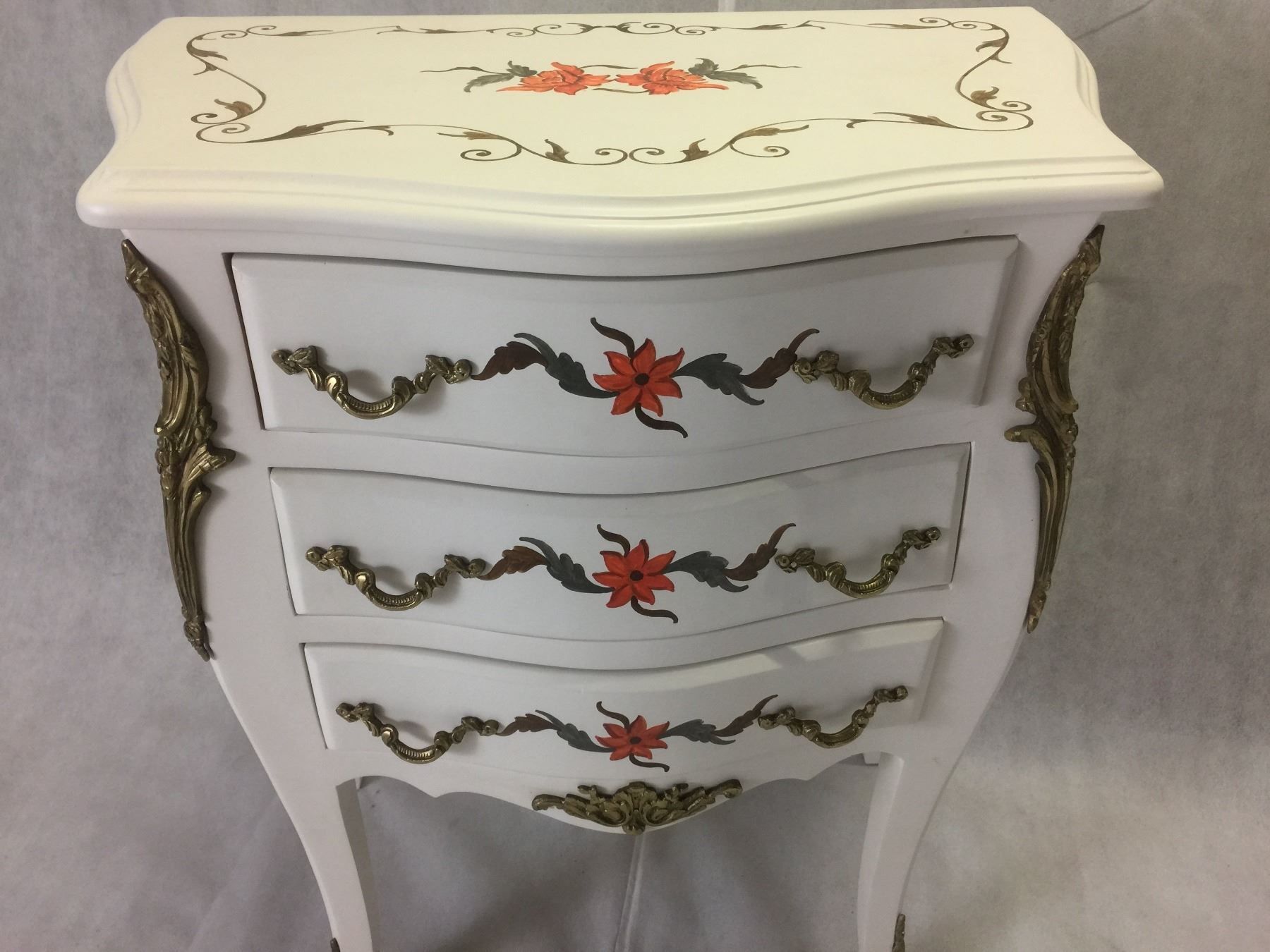 Cassettiere: Commode de style Louis XV,motif fleuri. – Usato da geneve venduto da louisart 4