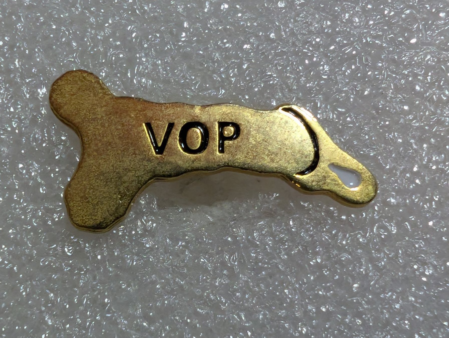 Plaketten & Abzeichen: Ansteckpin 248: VOP – Gebraucht aus Oppligen von Pin-Fall-Shop
