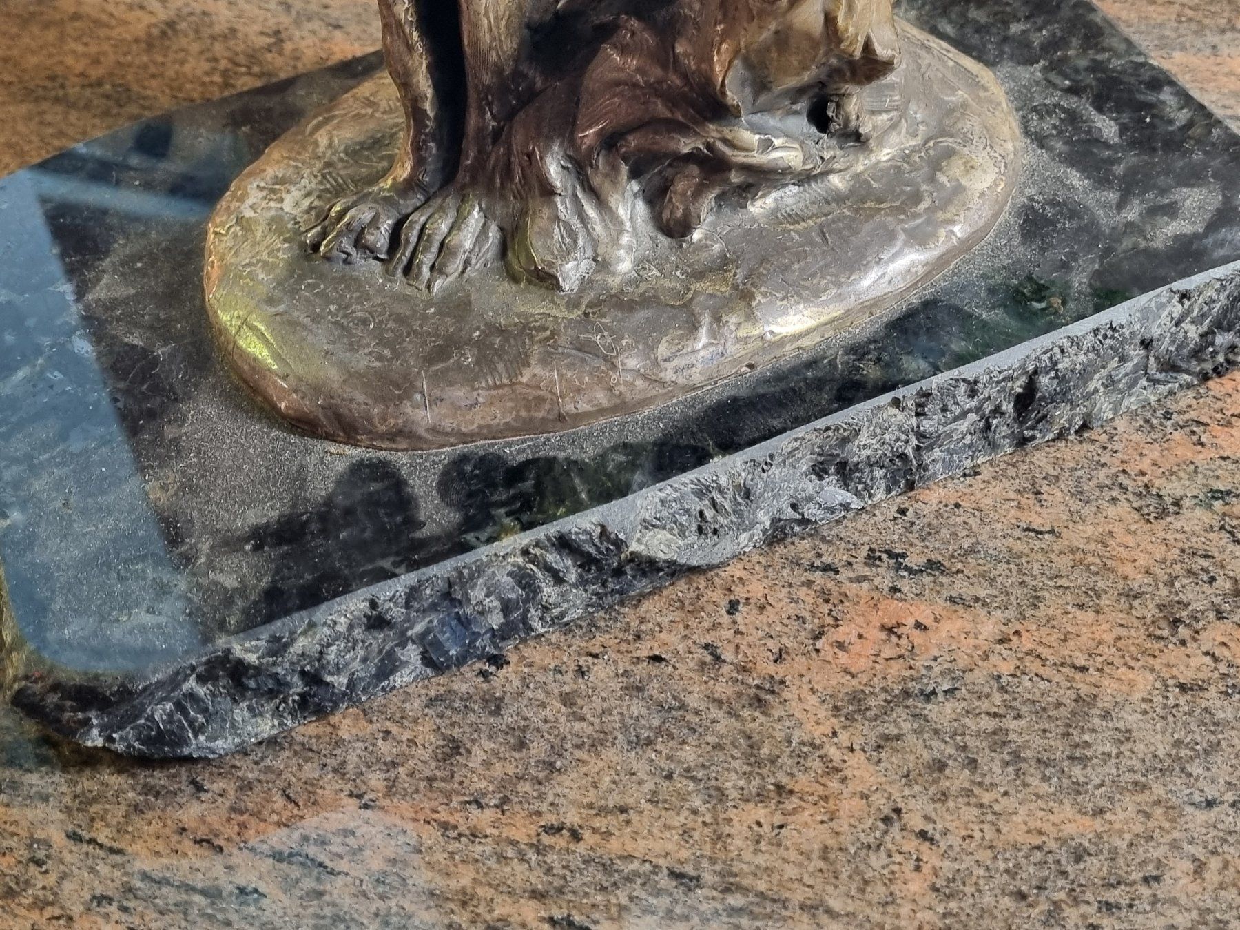 Sculture & Statue: Antiker Windhund auf Marmorsockel – Usato da Trachslau venduto da post35 5