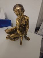 Sitzende Frauenfigur aus Bronze 