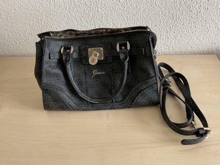 Guess Handtasche Schwarz Logo Muster