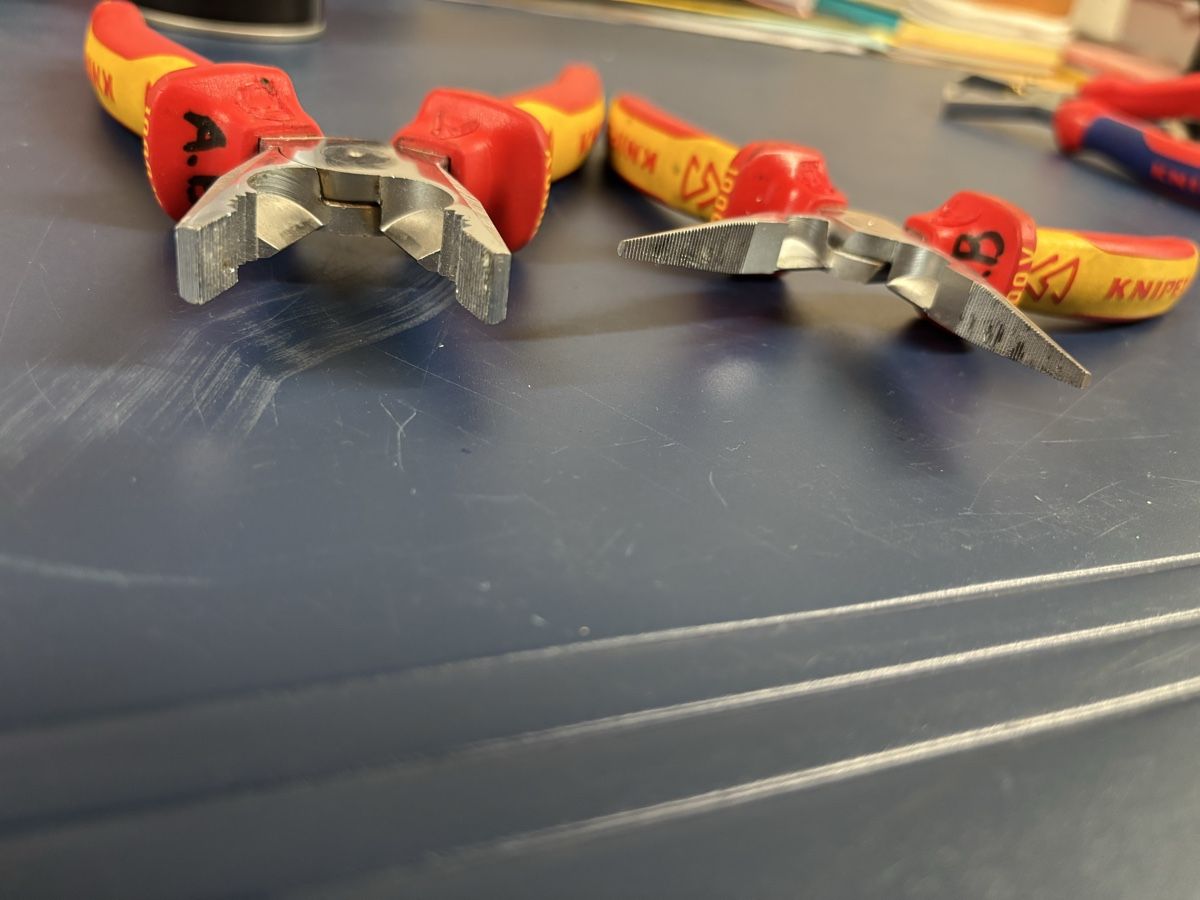 Knipex Tutti gli attrezzi: KNIPEX Kombizange & Spitzzange 1000V, – Usato da Bärau venduto da Luschwa 6