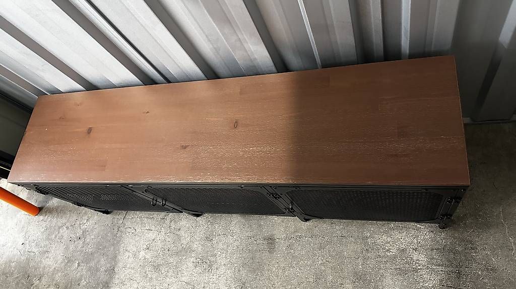 Commodes: Ikea Side-Board mit schwarzem Metallsockel – D'occasion à Horgen par rog_5zw5 2