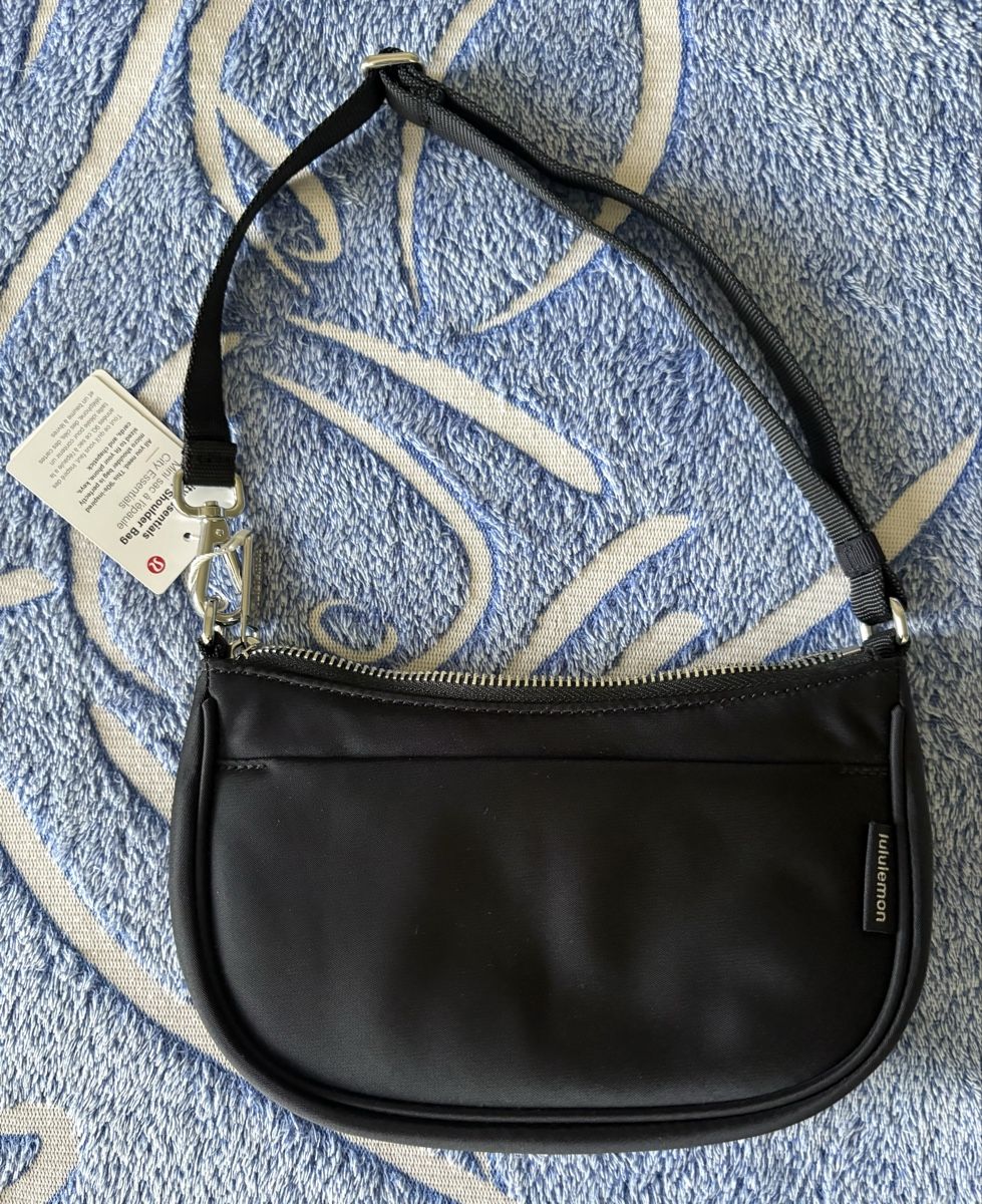 Lululemon Sacs femmes: LULULEMON City Essentials Mini Shoulder Bag Schwarz, Neu!!! – Neuf avec emballage d'origine à Zürich par nadin.nadin2 1