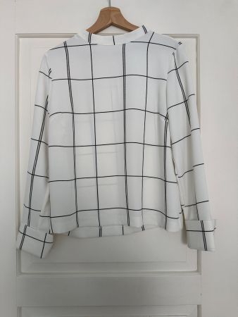 Bluse mit hohem Kragen und geometrischem Muster | ungetragen
