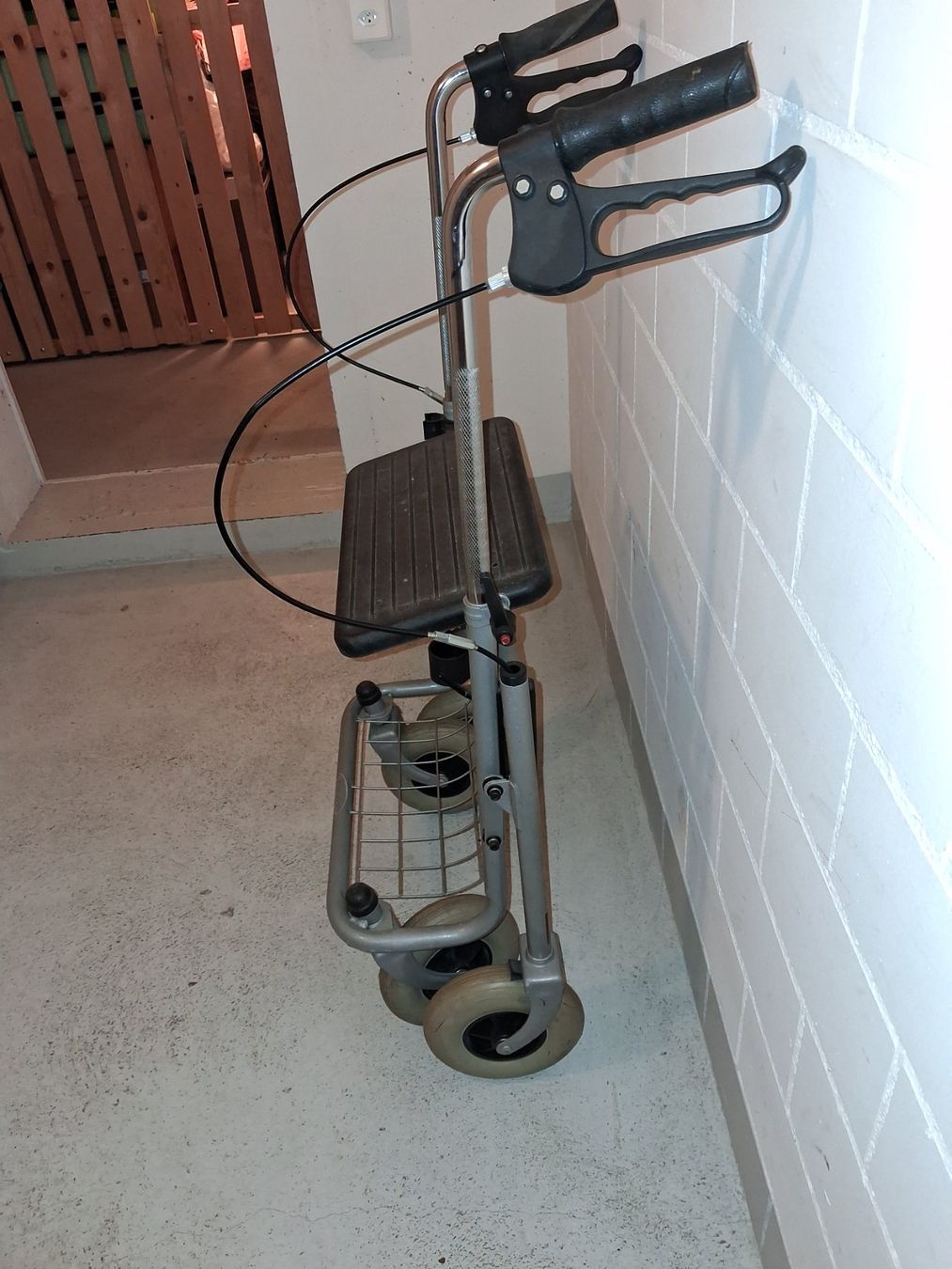 Ausili per la deambulazione: Gehhilfe Rollator mit Sitz und Korb, gut erhalten – Usato da Egg b. Zürich venduto da HerbertN 3