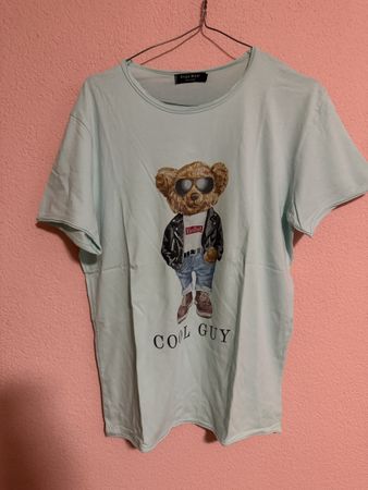 T-shirt azzurra con orso "Cool Guy". Ottima per l'estate!
