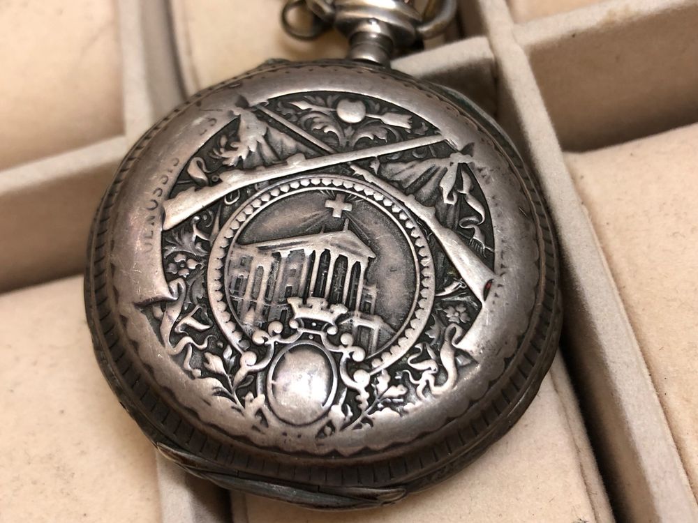 Montre De Poche Argentée - Cadran Doré Chiffres Romains - Mécanique à Remontage - Neuf (sans Boîte)