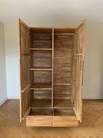 Moderner, hochwertiger Massivholzschrank