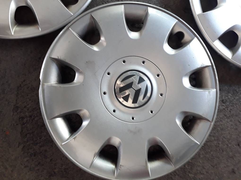 VW Tutti pezzi di ricambio auto: Radkappen Volkswagen 4er Set 15" – Usato da Schmerikon venduto da 1qw2 2