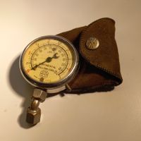 Antiker CONTINENTAL Reifendruckmesser der US Gauge Co., NY.