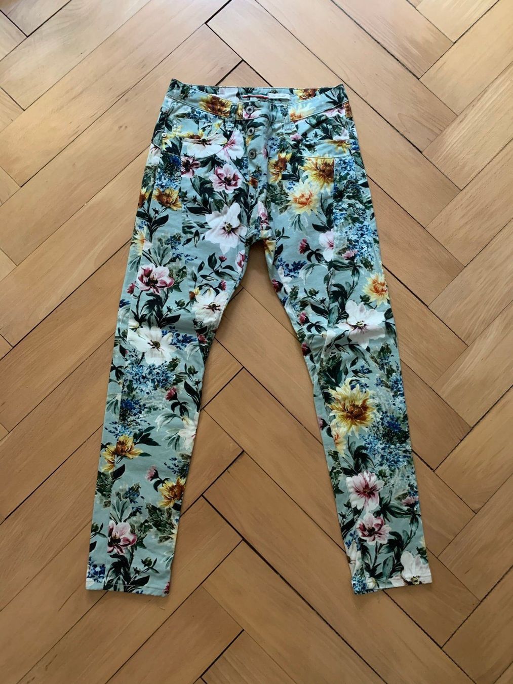 Please Jeans Jeans: PLEASE - Jeans hellblau geblümt XS – Usato da Zürich venduto da Diazaio