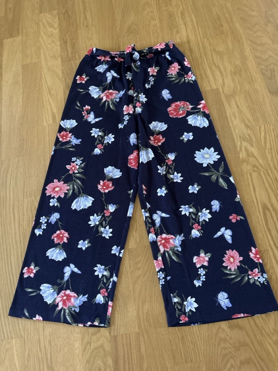 H&M Pantalons: Blumen Sommerhose 158/164 – D'occasion à Rünenberg par ZwergLi100
