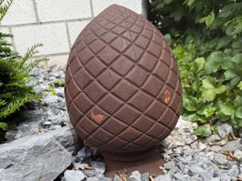 Dekorativer Gartenzapfen aus Gusseisen - Frostfest & Rostig