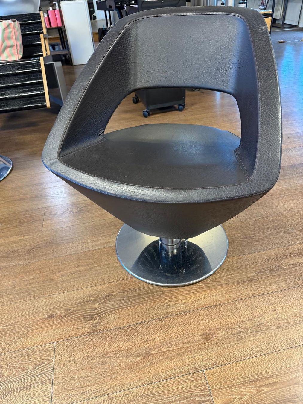 Sedie: Friseurstuhl braun 6 Stck. – Usato da Gümligen venduto da JLH14 1