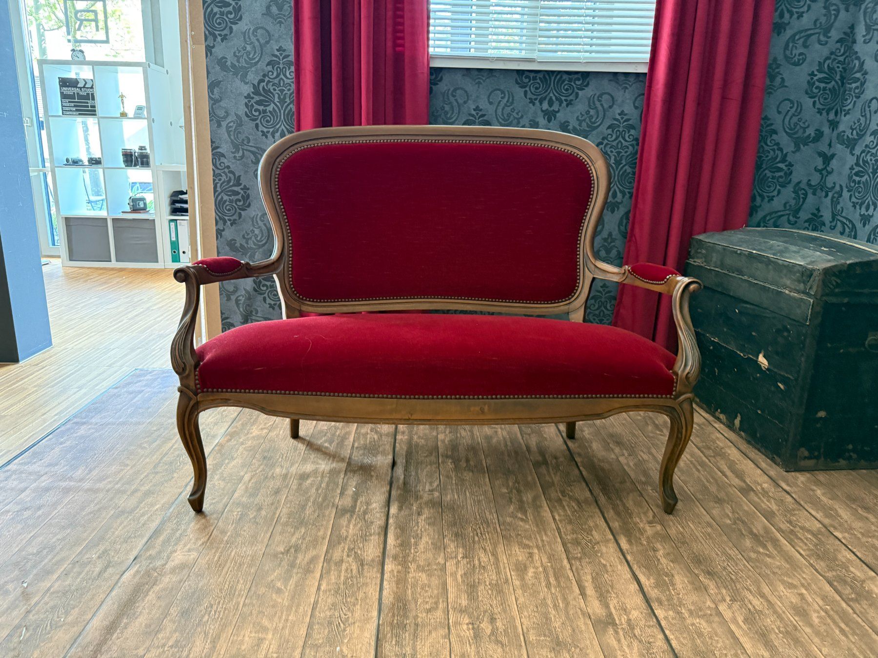 Divani: Vintage-Sofa mit rotem Samtbezug – Usato da Horgen venduto da Fabel4me