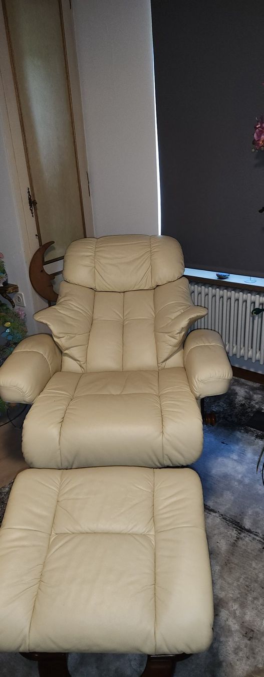 Poltrone: Sessel mit Hocker Leder cremefarben Relaxfunktion gut erhalt – Usato da Oberwil BL venduto da Gismo14 2