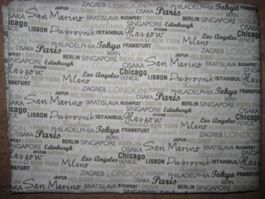 Baumwollstoff weiss mit brauner Schrift von Städten