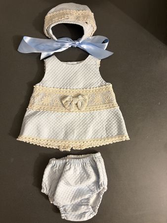 Kleid mit Hose und Muetze 6M hellblau gesteppt Spitze