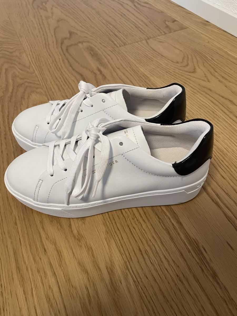 Tommy Hilfiger Scarpe da donna: Neue Thommy Hilfiger Sneaker – Usato da Kilchberg BL venduto da ann_kwk5 1