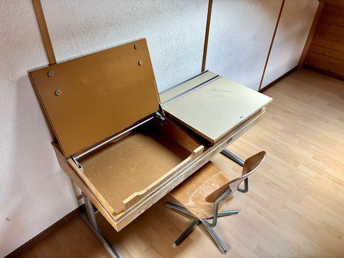 Scrivanie: Altes Schulpult mit Stuhl – Usato da Sumiswald venduto da Tigger81 1