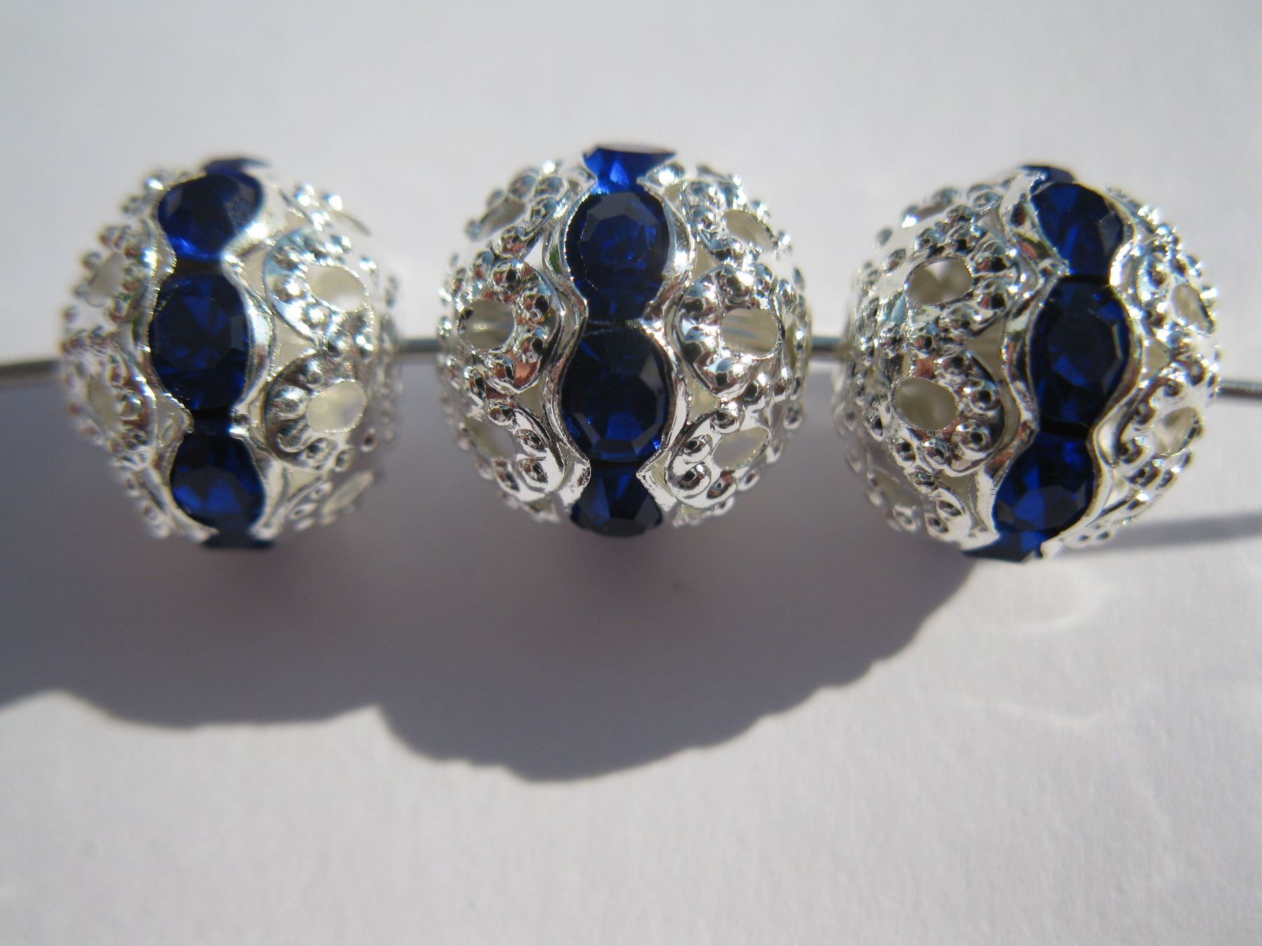 Perle (finte): 5 Filigrane Metallperlen, versilbert mit blauem Strass, 10mm – Nuovo e nell'imballaggio originale da St. Margarethen TG venduto da LuanaKa