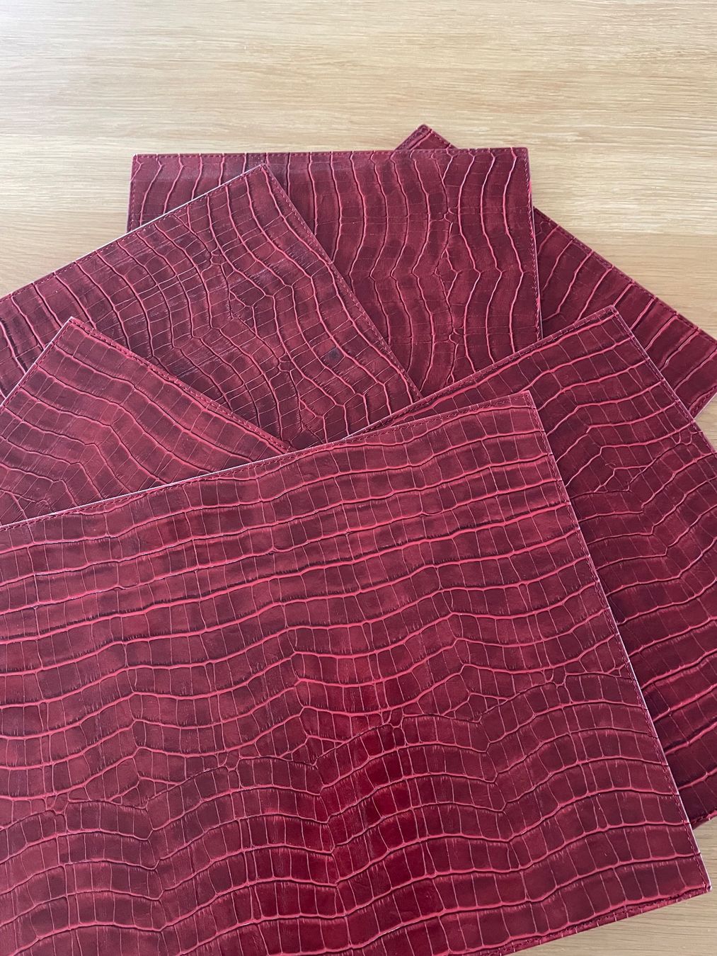 Set di tavolo e panche: Tischsets dunkelrot leder – Usato da Liestal venduto da Ballerino01 1