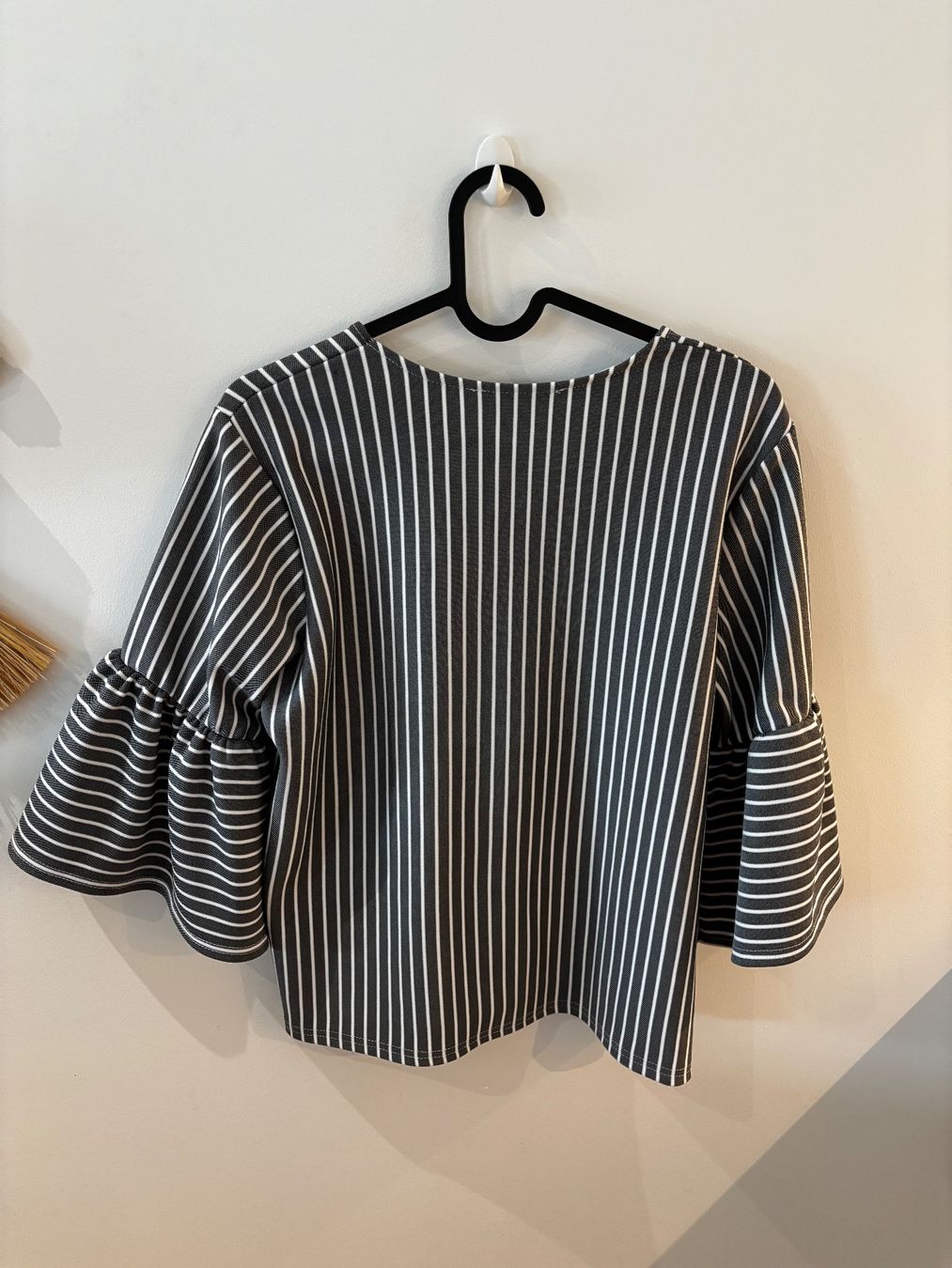 Tops: Pull à manches évasées taille M 38 – D'occasion à Bulle par lfr_gfx8 1
