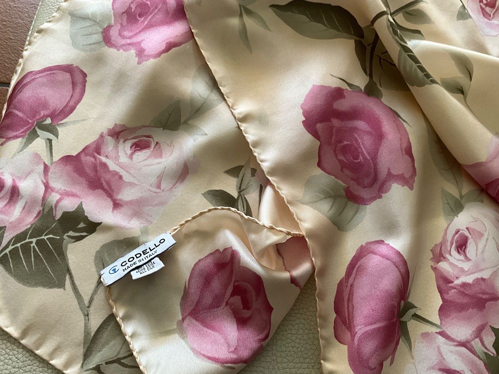 Codello Seidenschal mit Rosenmuster, Made in Italy (Gebraucht) in ...