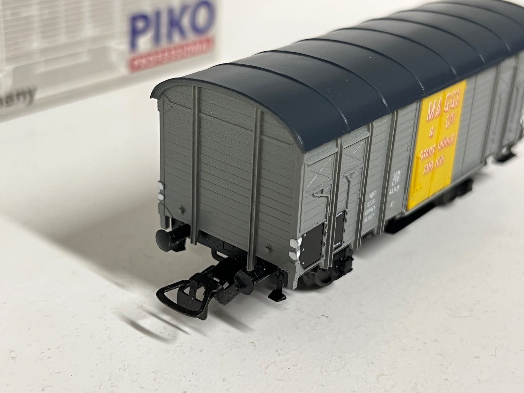 Piko Modellini di ferrovie: PIKO gedeckter Güterwagen „MAGGI" H0 DC – Nuovo e nell'imballaggio originale da Geroldswil venduto da TopTrain54 2