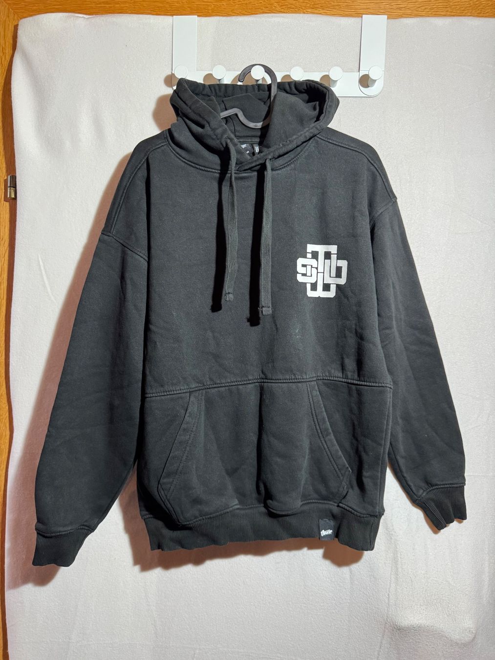 Pull&Bear Maglioni & Felpe: Schwarzer Kapuzenpullover, Hoodie von Pull&Bear Gr. S – Usato da Grosswangen venduto da SALE_SALE_SALE 9