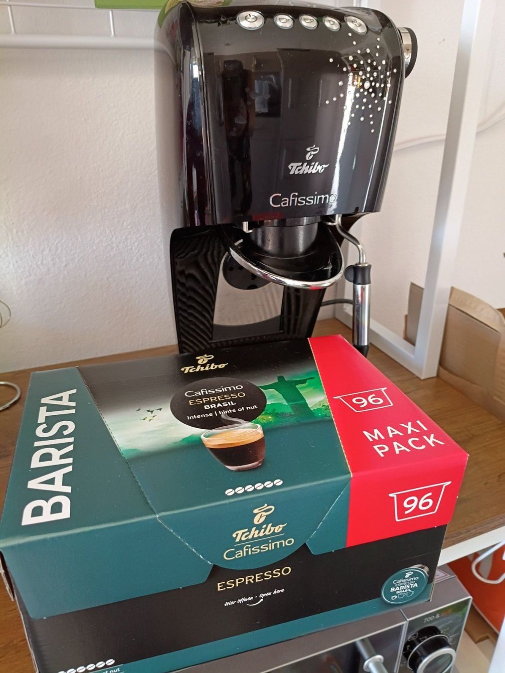 Lebensmittel & Spezialitäten: 96 capsule caffè Tschibo Cafissimo Classico + macchina – Neu (gemäss Beschreibung) aus Bern von vch_yx6n