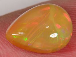 2.2 Karat - Tropfenförmiger Äthiopischer Welo Opal