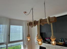 Hängelampe aus Holzbalken mit Seil