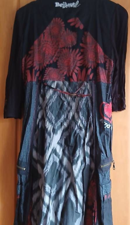 Robes: Robe desigual, très originale – D'occasion à penthaz par Sunflower6565 2