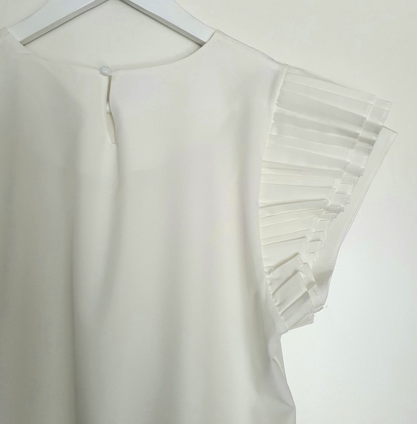 Camicette: Weisse Bluse mit Rüschen am Ärmelsaum – Usato da Weiach venduto da sim_8s27 3