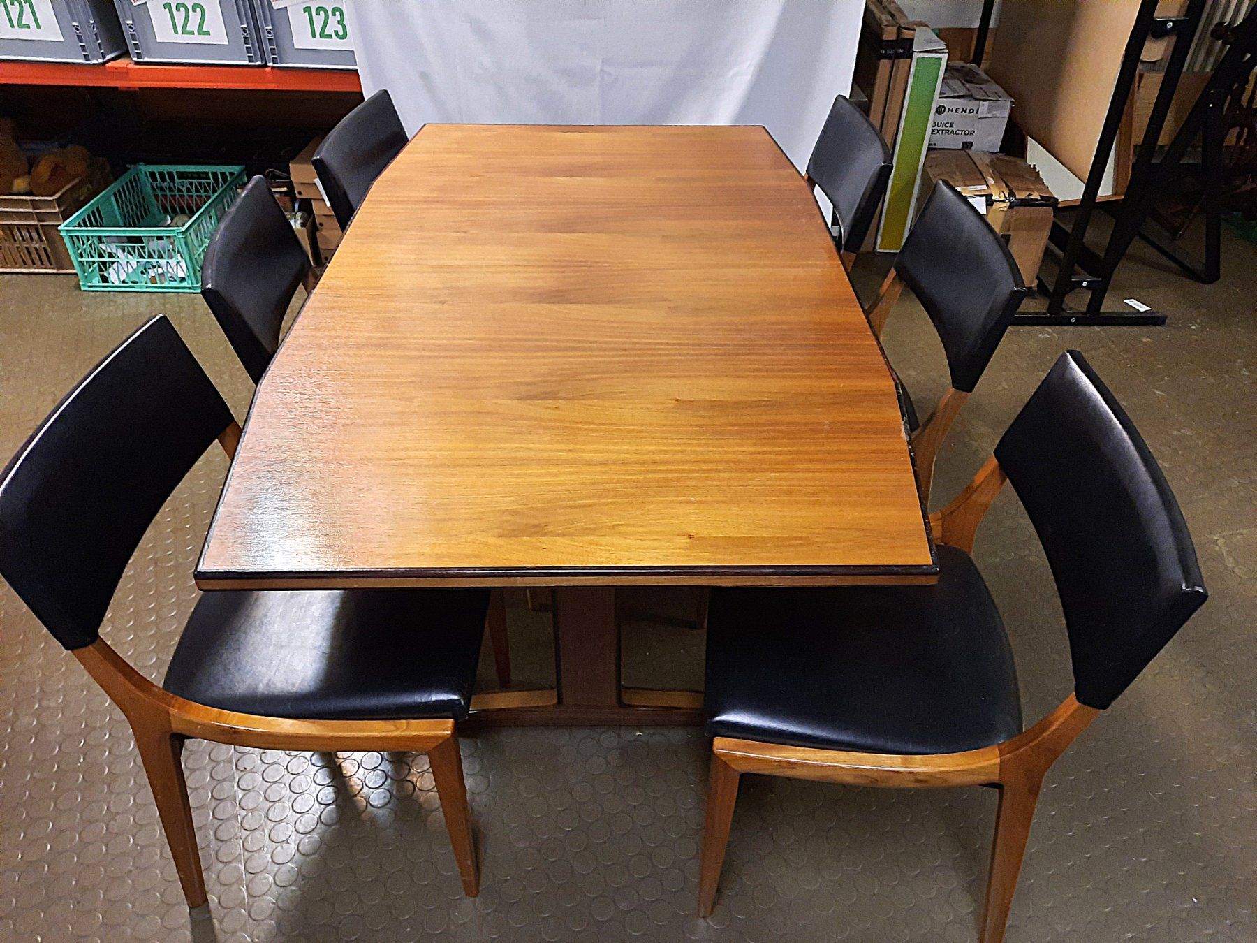 Set de table et chaises: Holztisch mit 6 Stühlen – D'occasion à Beinwil am See par Restwert_Beinwil 3