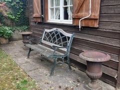 Antike Gartenbank mit 2 dekorativen Gusseisen-Vasen