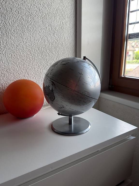 Autres décorations & accessoires: Dekorativer Globus in Silber/Grau – D'occasion à Seon par noah._.w