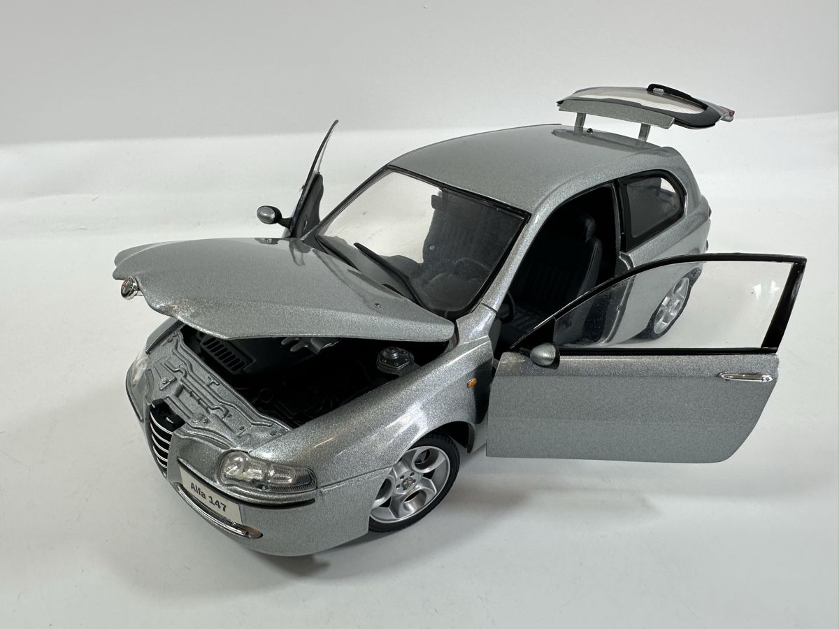 Alfa Romeo Modellini d'auto: Alfa Romeo 147 1:18, silber, RICKO – Usato da Zofingen venduto da rf9_x2xt 8
