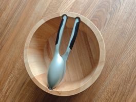 Nussknacker aus Metall mit Holzschale