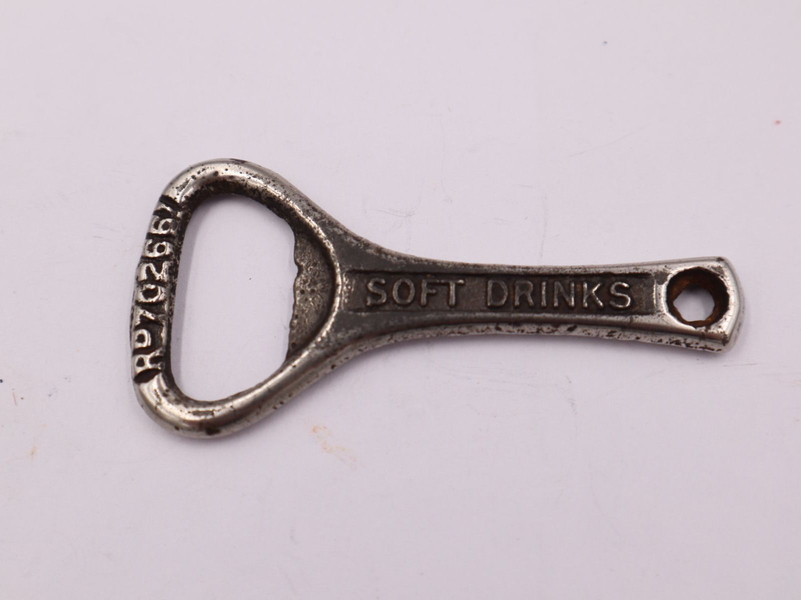 Apribottiglie & Tappi per chiusura: Antiker Flaschenöffner SOFT DRINKS C&C aus Eisen, mit Patent – Usato da Baden venduto da TellsKuchenhaus