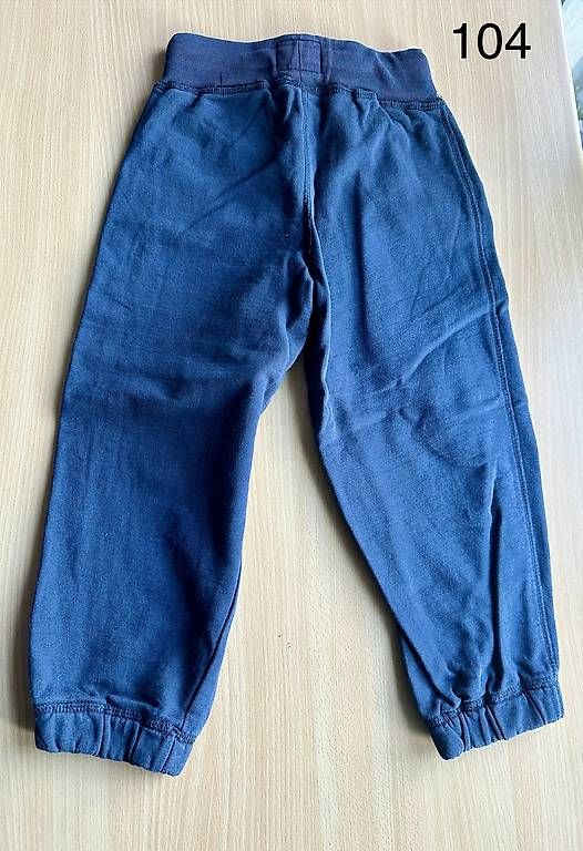 Pantalons: Trainer / Jogging Hosen 116 & 128 – D'occasion à Fehren par Flugzeug1177 4