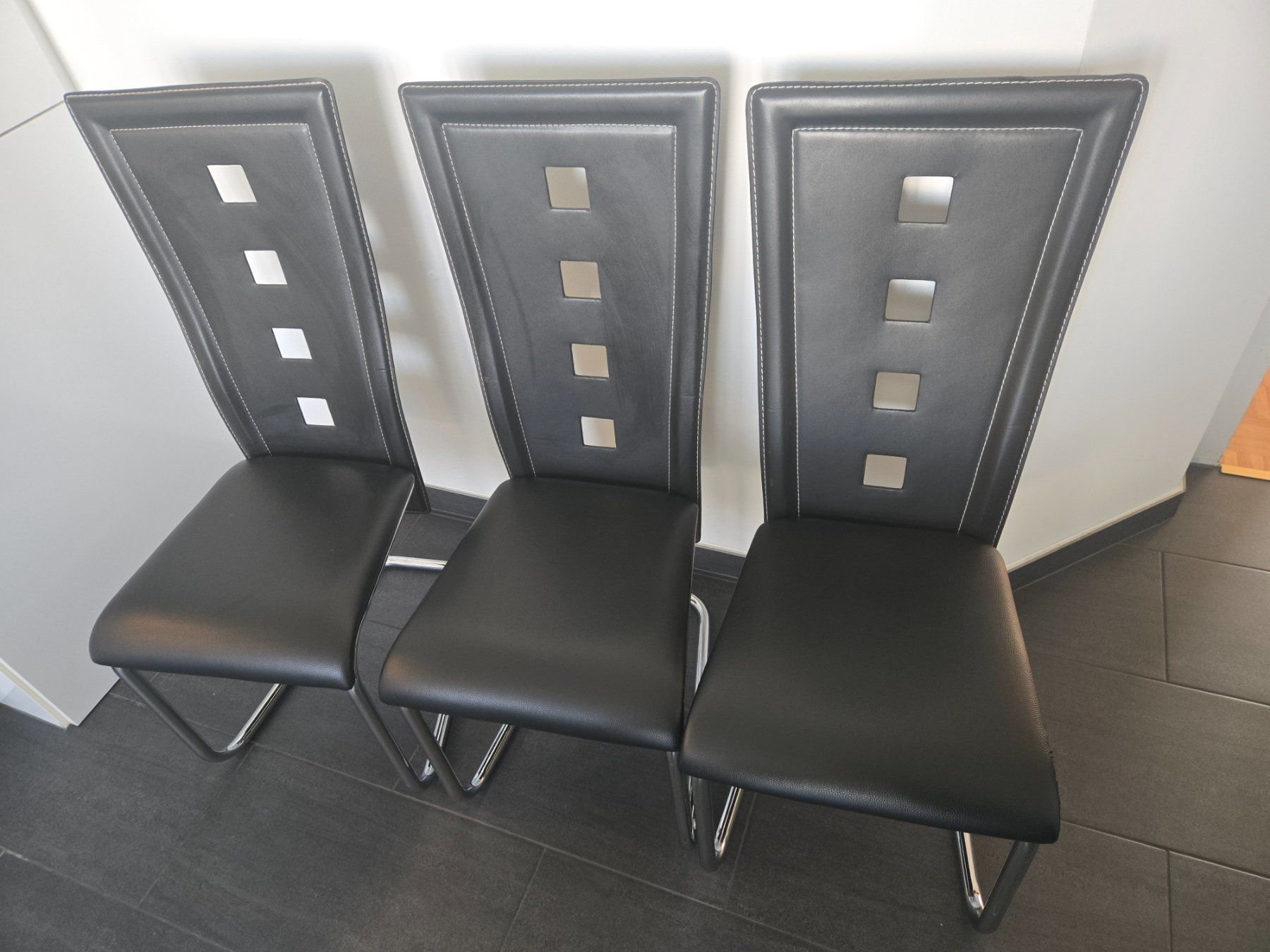 Stühle: ZU VERSCHENKEN!!! Stühle aus schwarzem Kunstleder. – Gebraucht aus Binningen von a_b_7x2x 2
