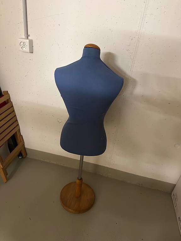 Ladenausstattungen & Messebau: Schneiderpuppe blau – Gebraucht aus Beinwil am See von nik_jali0803 1